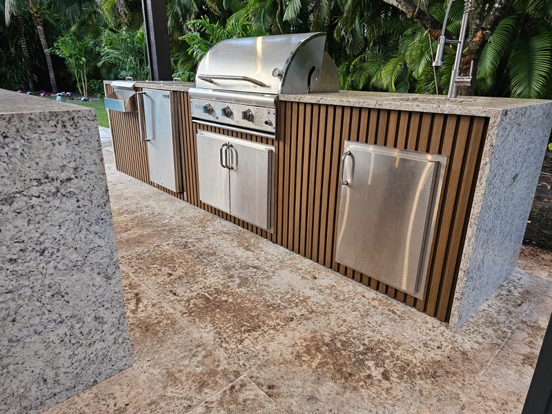 Full outdoor kitchen with pergola cover in Hialeah FL
